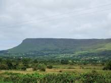アイルランド西部のスライゴー州にあるバルベン 山。イェイツの墓はその麓にある。